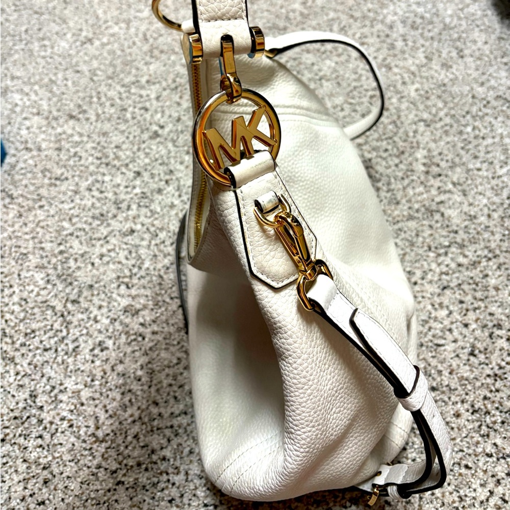 Michael Kors authentic off-white pebble Leather Shoulder Bag with Gold Accents